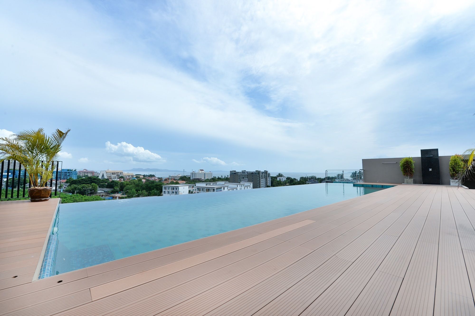 Lawinta Hotel Pattaya Jomtien Beach Exterior photo