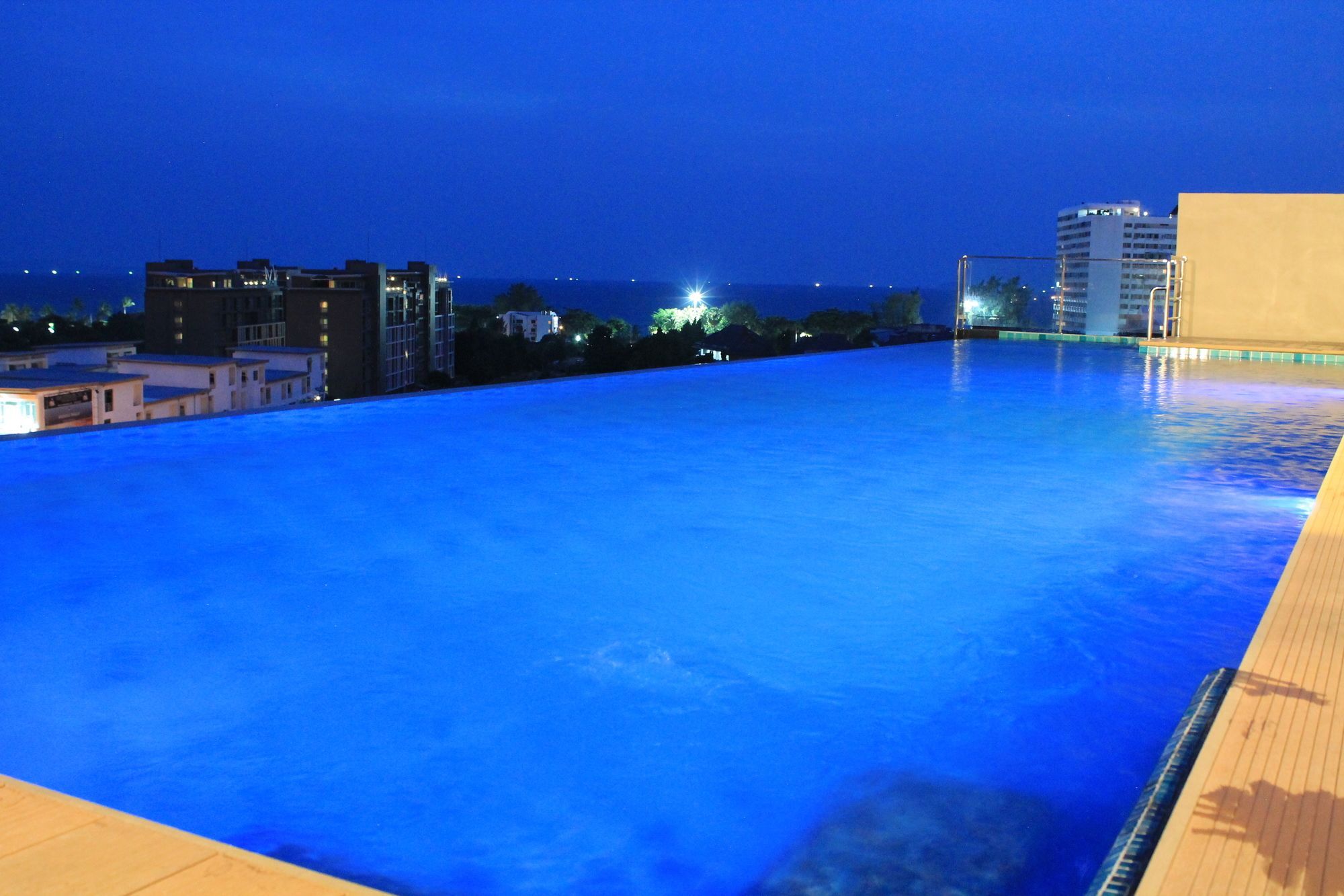 Lawinta Hotel Pattaya Jomtien Beach Exterior photo